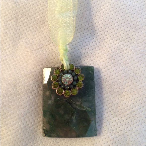 Green Stone with Rhinestone Flower Ribbon Necklace - Picture 2 of 3